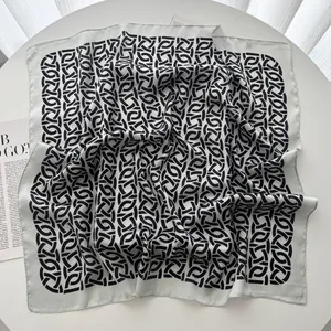 Moderner Seidenschal mit geometrischem Kettenmuster in Schwarz und Weiß für Damen