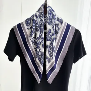 Carré de soie à motif paisley bleu avec d'élégantes bordures rayées classiques