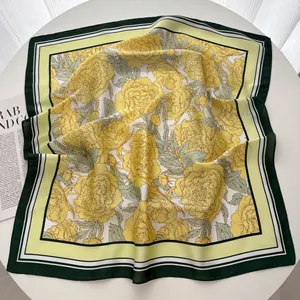 Foulard en soie carré de 70cm avec imprimé floral jaune et bordure géométrique verte