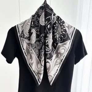 Elegante foulard in seta paisley bianco e nero con motivo bohémien e finitura satinata