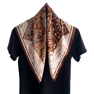 Classico foulard in seta a quadretti con stampa paisley marrone e crema e bordo elegante