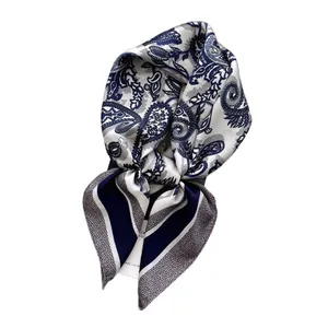 Carré de soie bleu marine et beige à motif paisley avec des détails géométriques