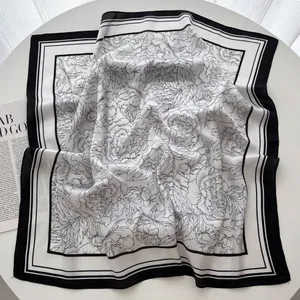 Carré de soie de 70cm élégant avec imprimé floral noir et blanc et bordure chic