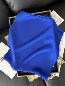 Gros plan d'un élégant foulard carré en satin bleu roi avec une texture satinée