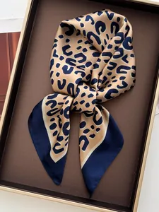 Dettaglio della sciarpa quadrata in raso con stampa leopardata blu navy e beige