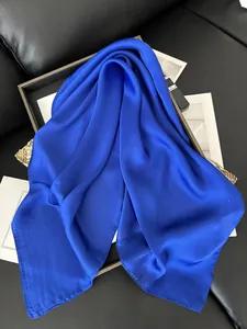 Détail d'un foulard en satin bleu roi avec texture brillante et bord roulé délicat
