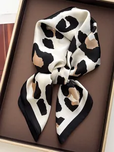 Dettaglio del foulard di seta leopardato con motivi a contrasto nero bianco e kaki