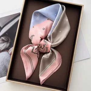 Carré de soie satiné à imprimé paisley tricolore aux tons doux rose bleu et beige clair