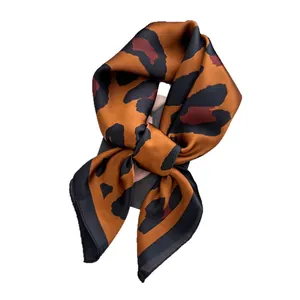 Elegante foulard quadrato in seta con stampa leopardata caramello e nera, consistenza liscia