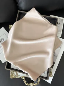 Vue détaillée du foulard en satin champagne montrant la texture lisse et brillante