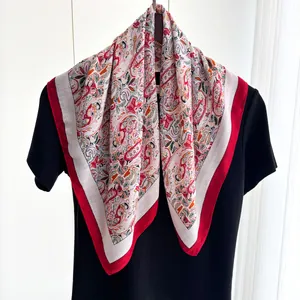 Detaillierte Nahaufnahme eines roten Paisley-Schals mit eleganter Seidentextur und Farben
