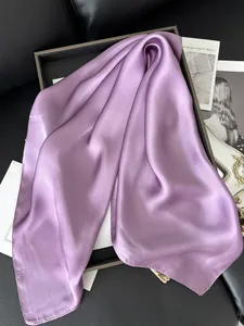 Détail d'un foulard en satin lavande avec une texture douce et un fini brillant