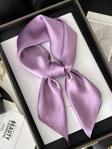 Détail d'un foulard carré en satin lilas soyeux avec un éclat lisse et un nœud élégant