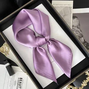 Élégant foulard carré en satin violet avec finition satinée pour un style raffiné femme