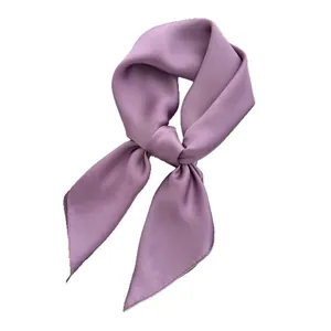 Élégant foulard en satin de soie violet clair noué avec style sur un fond blanc pur