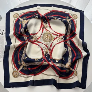 Détail d'un carré en satin de soie avec motifs classiques de ceintures et chaînes