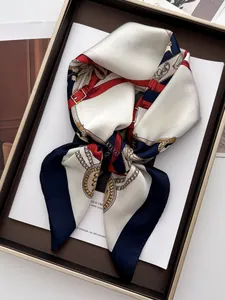 Vue détaillée d'un foulard en soie à motif équestre dans son coffret cadeau