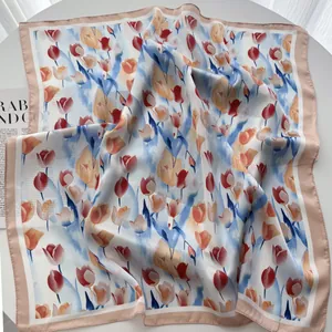 Vista dettagliata di un foulard in seta con eleganti motivi a tulipano e stampe floreali