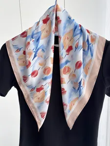 Dettaglio della stampa floreale a tulipano su foulard quadrato sottile con bordi rosa e tinte tenui