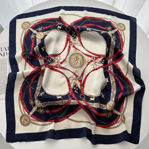 Carré en soie élégant aux motifs de chaînes dorées et ceintures sur fond blanc