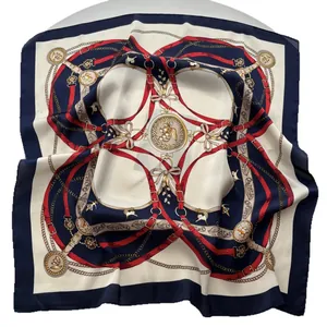 Carré de soie élégant style équestre avec motifs de sangles et chaînes marine et rouge