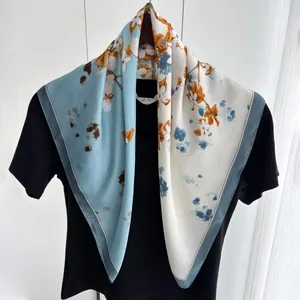 Détail du carré de soie imprimé floral vintage avec finition satin et bordures sarcelle