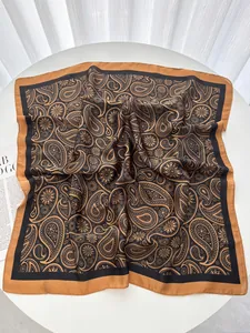 Detailaufnahme des Paisley-Musters auf einem luxuriösen Satin-Seidenquadrat-Tuch