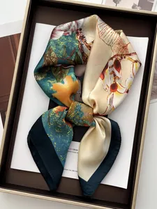Détail du foulard en soie à motif magnolia avec lustre satiné et bords roulés élégants