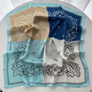 Carré de soie satiné avec imprimé paisley et élégant design en patchwork de quatre couleurs