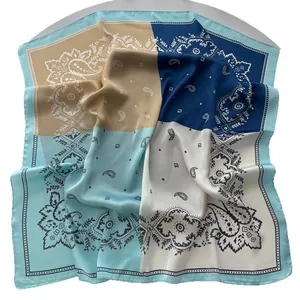 Carré de soie à motif Paisley avec blocs de couleurs kaki et bleu marine sur blanc