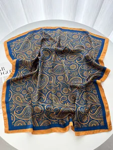 Detail eines luxuriösen Seidenschals mit Paisley-Muster und glänzender Satinstruktur