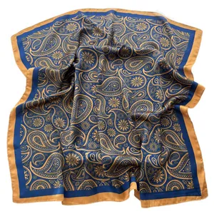 Luxuriöses Seidenschal-Quadrat mit dunkelblauem und goldenem Paisley-Muster