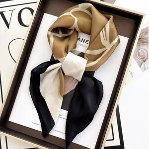Elegante Foulard Quadrato in Satin Con Stampa Floreale di Camelia Per Donna Foulard di Seta a Contrasto Colore Bandana Accessorio Moda