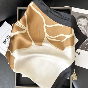 Foulard quadrato in seta camelia con design astratto a blocchi di colore oro e nero