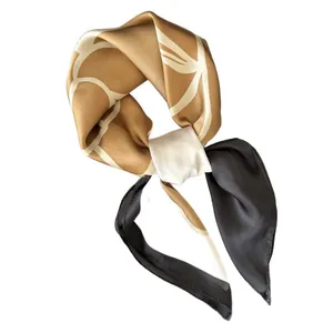 Elegante foulard in seta a fiori con motivi geometrici marrone dorato e finitura satinata