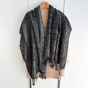 Détails d'une écharpe pashmina vintage à motifs cachemire noirs et franges élégantes