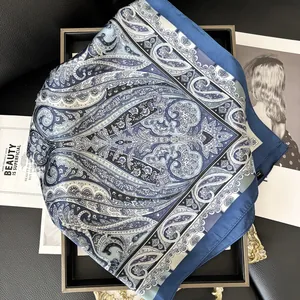 Foulard quadrato in seta stile francese con motivo paisley blu per accessorio moda donna