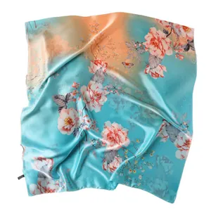 Elegante zijden satijnen sjaal met bloemen- en vlinderprint in blauwe en oranje tinten