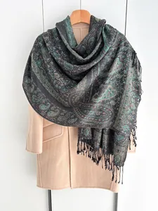 Détail du châle jacquard à motif cachemire vintage avec des pompons noirs faits main