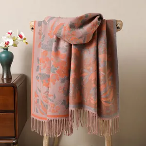 Détail du motif jacquard floral et des franges douces sur ce châle d'hiver épais pour femme