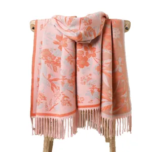 Écharpe d'hiver à fleurs jacquard roses avec des détails de franges élégantes