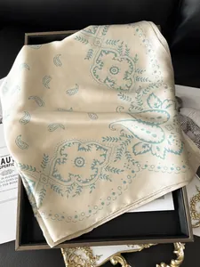 Gros plan détaillé du motif cachemire et des bords roulés d'un foulard en soie