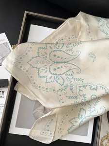 Vue détaillée du foulard en soie de qualité avec motifs cachemire bleu clair élégant