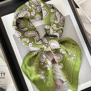 Carré de soie satiné vert élégant avec motif paisley classique et brillance douce pour femme