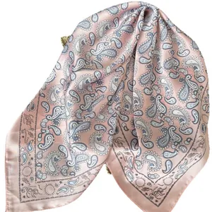 Carré de soie rose avec motifs cachemire et bordures soleil et étoiles sur fond blanc
