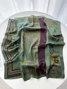 Detail eines Vintage-Seidenschals mit Kutschenmotiven und handrollierten Kanten