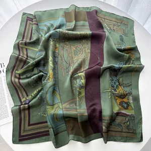 Detailansicht der Vintage-Reitermotive und der feinen Kanten an einem Seidenquadrat-Tuch