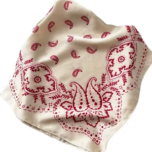 Foulard élégant en soie ivoire avec motif paisley rouge sur fond blanc pur
