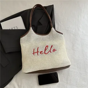 Sac cabas chic en tricot crème avec broderie Hello et finitions en cuir marron d'été