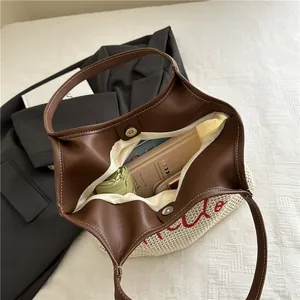 Sac fourre-tout en paille avec poignées en cuir et broderie rouge pour plage d'été
